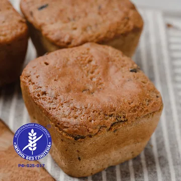 Булочка из зеленой гречки с черносливом